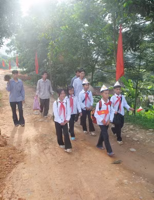 Các bậc phụ huynh mang gạo và củi tiếp sức cho con tới trường Các bậc phụ huynh mang gạo và củi tiếp sức cho con tới trường