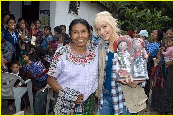 Christina Aguilera tình nguyện đến giúp đỡ trẻ em Guatemala ảnh 3
