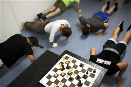 Những vận động viên chống đẩy trong khi tập luyện môn thể thao quyền Anh cờ vua ở Berlin vào giữa tháng 9 vừa qua Những vận động viên chống đẩy trong khi tập luyện môn thể thao quyền Anh cờ vua ở Berlin vào giữa tháng 9 vừa qua