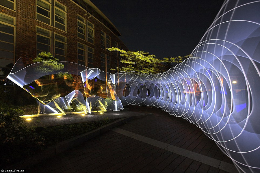 Những bức họa graffiti bằng ánh sáng ảnh 7