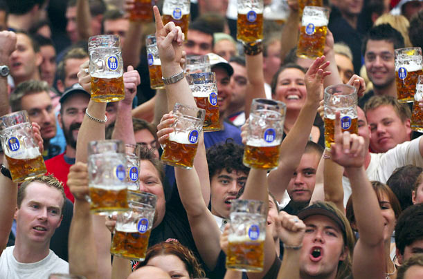 Trong nhiều năm, thời gian tổ chức lễ hội được lùi dần để tận dụng thời tiết đẹp vào tháng 9. Hầu như mọi năm, Oktoberfest bắt đầu 16 ngày trước ngày chủ nhật đầu tiên của tháng 10. Năm 2009, lễ hội sẽ kết thúc vào ngày 4 tháng 10.