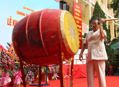 Tổng Bí thư đánh trống khai trường Tổng Bí thư đánh trống khai trường