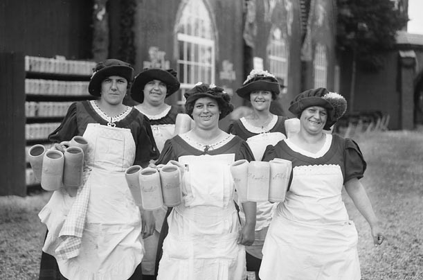 Được tổ chức lần đầu tiên vào năm 1810 để ăn mừng lễ thành hôn của hoàng tử Ludwig của xứ Bavaria với công chúa Therese của xứ Saxe- Hildburghausen, lễ hội Oktoberfest đã được tổ chức ở Munich vào mùa thu hàng năm (trừ năm 1813, các hoạt động của lễ hội này bị hủy bỏ vì vùng Bavaria nằm trong cuộc chiến tranh của Napoleon). Ý tưởng đưa hoạt động lễ hội trở thành sự kiện hàng năm là từ các cặp vợ chồng mới kết hôn – những người cho rằng bữa tiệc vui đến nỗi mà họ cứ muốn nhắc lại hàng năm. Năm 1819, các gian hàng, các cuộc thi, thực phẩm và đồ uống mọc lên khắp lễ hội đã được những nhà chức sắc của thành phố quản lý. Đến năm 1928, thời điểm tấm ảnh trên được chụp, Oktoberfest đã trở nên nổi tiếng với hàng chục ngàn người đến Munich mỗi năm.