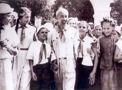 Các cháu thiếu nhi thủ đô Mát-xcơ-va hân hoan chào đón Bác Hồ, ngày 27.8.1957