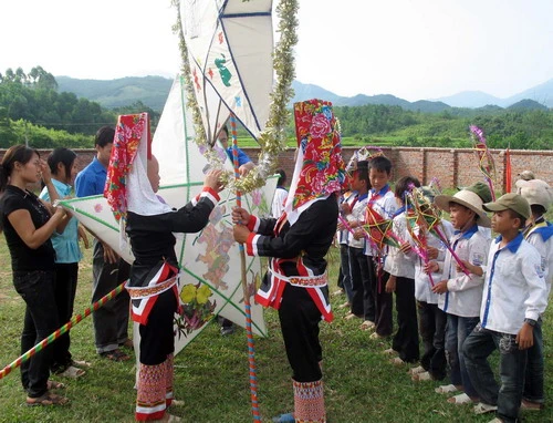 Tết trung thu đến sớm với trẻ em nghèo Đông Hồng