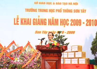 Tổng Bí thư Nông Đức Mạnh phát biểu căn dặn thầy, trò nhà trường