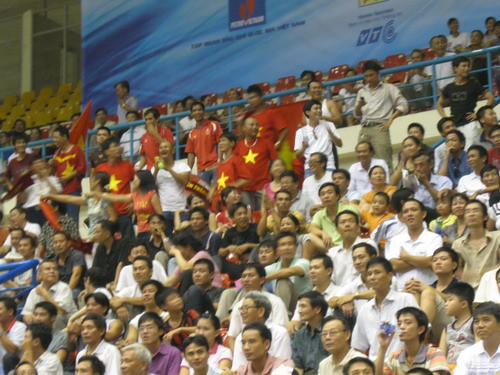 Sự cổ vũ nhiệt tình của những khán giả trên sân cũng là động lực rất lớn để đội tuyển bóng chuyền nữ Việt Nam giành được chiến thắng trong trận đấu ngày khai mạc
