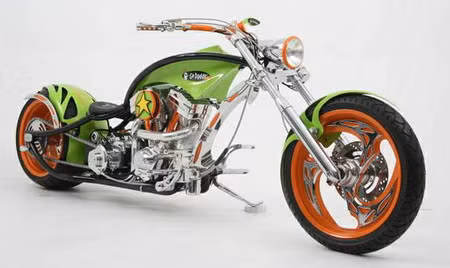 Go-Daddy: CHiếc xe được thiết kế với logo và màu sắc đặc trưng của trang web chuyên bán tên miền Go-daddy.com