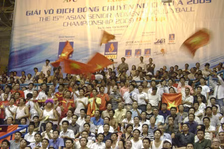 Hơn 2.000 cổ động viên đã có mặt tại nhà thi đấu Quần Ngựa