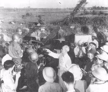 Chủ tich Hồ Chí Minh đến thăm các chiến sĩ lực lượng phòng không bảo vệ thủ đô 1966
