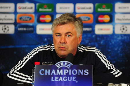 HLV Carlo Ancelotti tỏ ra rất vui mừng trong buổi họp báo sau trận đấu HLV Carlo Ancelotti tỏ ra rất vui mừng trong buổi họp báo sau trận đấu