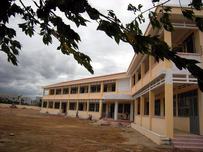 Trường tiểu học ở khu vực phía bắc sông Hà Thanh (TP Quy Nhơn) được đầu tư xây dựng từ Chương trình KCH trường lớp năm 2008, sẽ đưa vào sử dụng trong năm học 2009-2010. Ảnh: BaoBinhdinh Trường tiểu học ở khu vực phía bắc sông Hà Thanh (TP Quy Nhơn) được đầu tư xây dựng từ Chương trình KCH trường lớp năm 2008, sẽ đưa vào sử dụng trong năm học 2009-2010