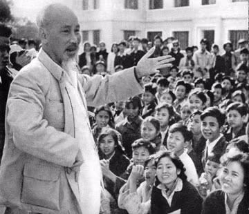Bác Hồ nói chuyện với các cháu thiếu nhi trong dịp Người về thăm chúc Tết đồng bào Hà Tĩnh (Xuân Đinh Mùi, 2/9/1967)