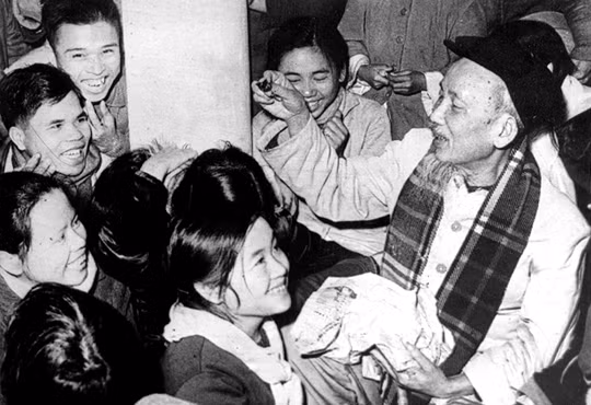 Hình ảnh nhân dân chúc Tết Bác vào năm 1967