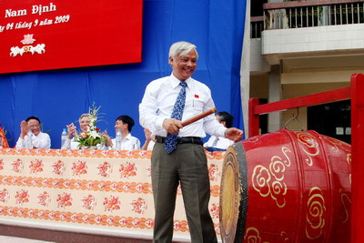 Phó Chủ tịch Quốc hội Uông Chu Lưu gióng vang hồi trống khai giảng năm học mới tại trường THPT chuyên Lê Hồng Phong, Nam Định Ảnh: Bắc Việt