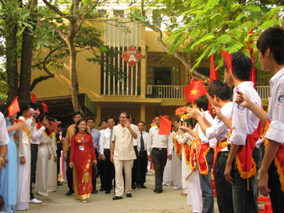 Tập thể giáo viên, học sinh nhà trường chào đón Tổng Bí thư Tập thể giáo viên, học sinh nhà trường chào đón Tổng Bí thư
