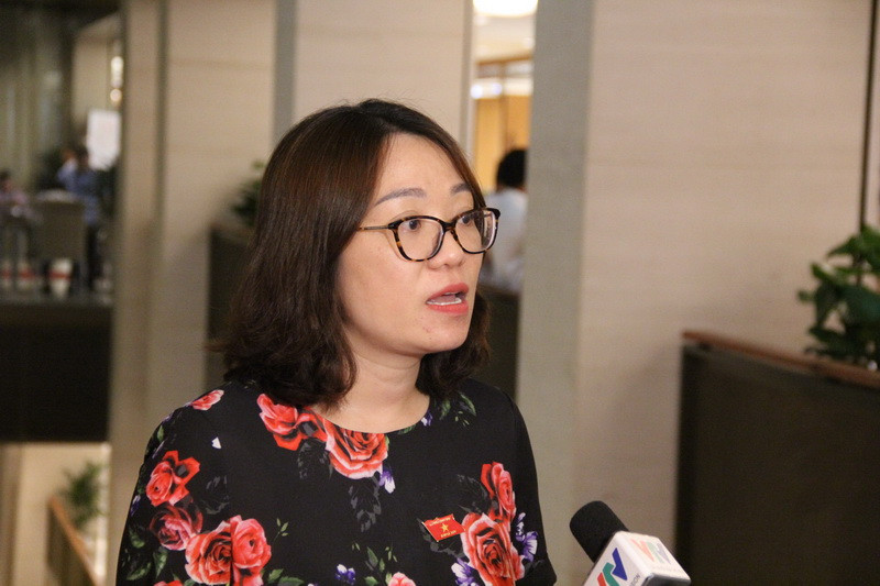 Đại biểu Phạm Thị Minh Hiền – đoàn Phú Yên trao đổi với báo chí bên hành lang Quốc hội.