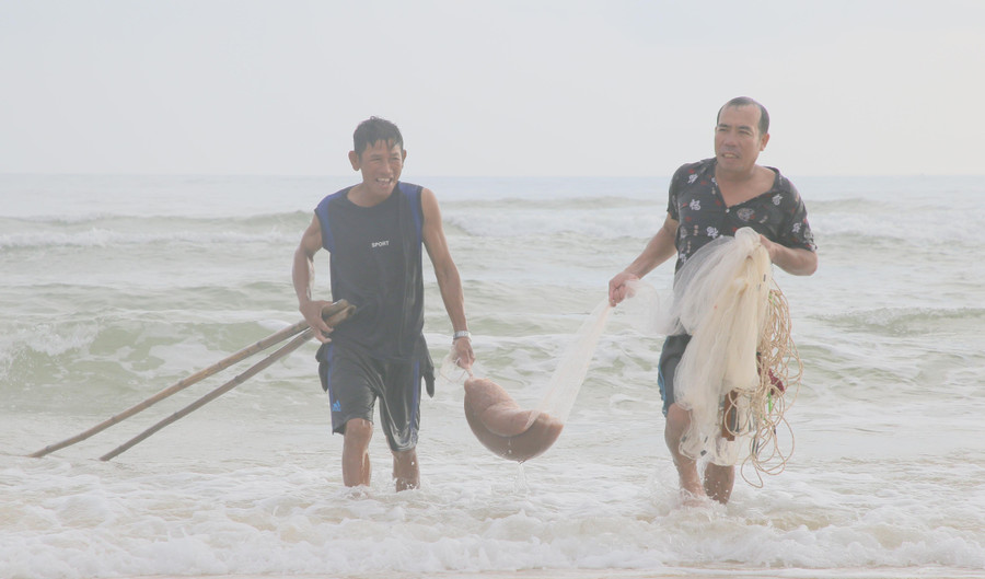 Theo các ngư dân, để khai thác ruốc, ngoài dùng thuyền có công suất nhỏ dưới 10 CV rồi thả lưới cách bờ khoảng 30m thì có thể dùng loại lưới mức để kéo ở những vị trí cách bờ khoảng 7-8m.