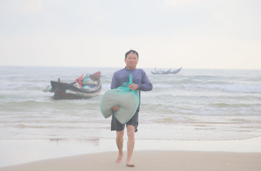 Ngư dân huyện Gio Linh phấn khởi sau nửa giờ đánh bắt ruốc.