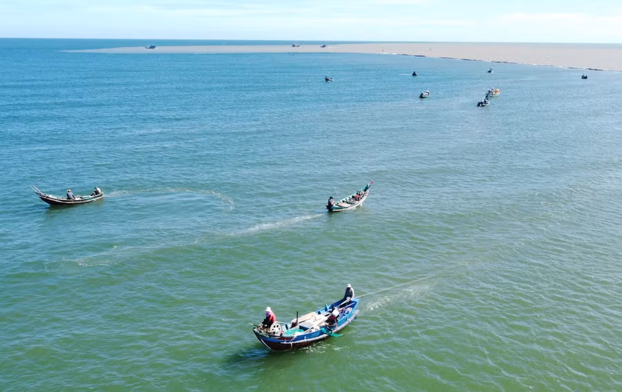 Từ sáng sớm, dọc bờ biển thị trấn Cửa Việt (huyện Gio Linh) đã tấp nập thuyền và ngư dân vùng bãi ngang đánh bắt ruốc.