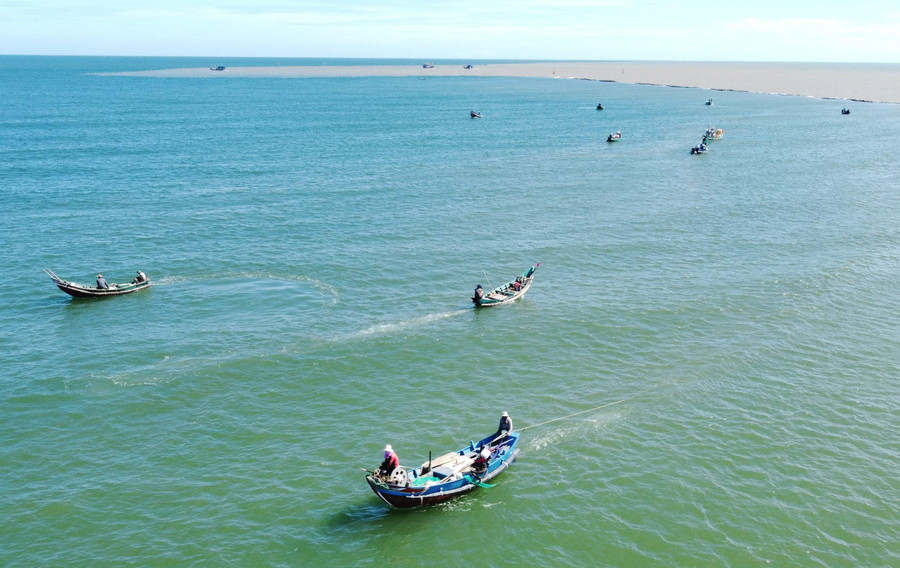 Từ sáng sớm, dọc bờ biển thị trấn Cửa Việt (huyện Gio Linh) đã tấp nập thuyền và ngư dân vùng bãi ngang đánh bắt ruốc.