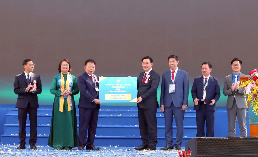 Chủ tịch Quốc hội đã trao tặng Học viện Tài chính 60 bộ máy tính và trang thiết bị giảng dạy, học tập. Chủ tịch Quốc hội đã trao tặng Học viện Tài chính 60 bộ máy tính và trang thiết bị giảng dạy, học tập.