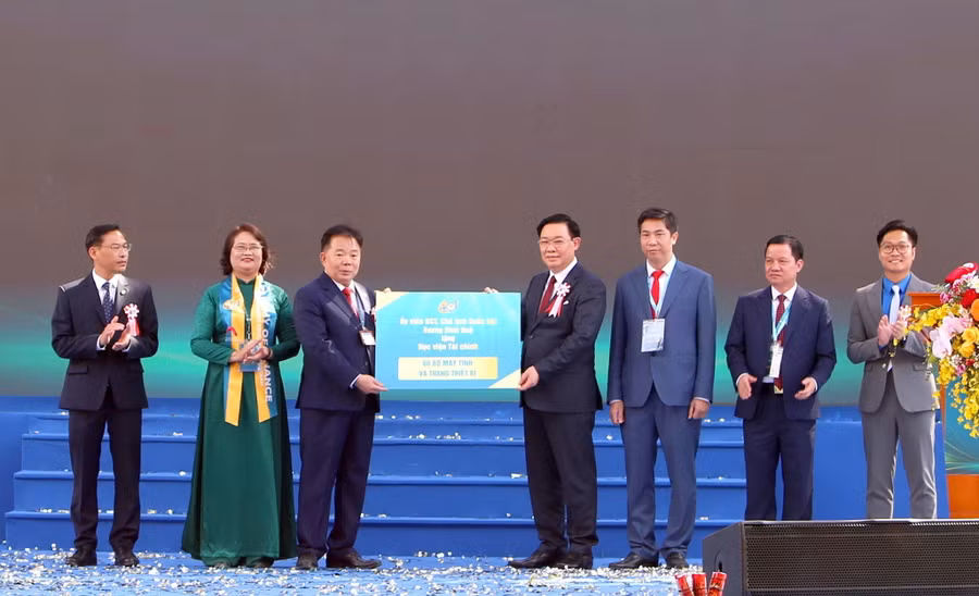 Chủ tịch Quốc hội đã trao tặng Học viện Tài chính 60 bộ máy tính và trang thiết bị giảng dạy, học tập.