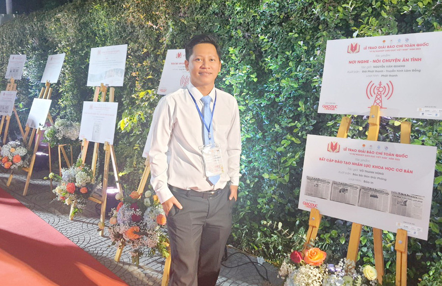 Thầy Võ Châu Thanh - giáo viên Tin học, Trường Tiểu học Trưng Vương (TP Cao Lãnh, Đồng Tháp). Thầy Võ Châu Thanh - giáo viên Tin học, Trường Tiểu học Trưng Vương (TP Cao Lãnh, Đồng Tháp).