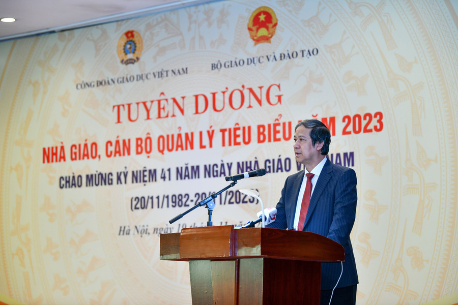 Bộ trưởng Bộ GD&ĐT Nguyễn Kim Sơn phát biểu tại buổi lễ. Bộ trưởng Bộ GD&ĐT Nguyễn Kim Sơn phát biểu tại buổi lễ.