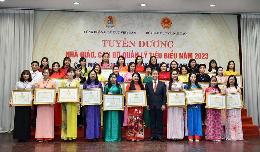 Bộ trưởng Bộ GD&ĐT Nguyễn Kim Sơn trao bằng khen cho giáo viên mầm non. Bộ trưởng Bộ GD&ĐT Nguyễn Kim Sơn trao bằng khen cho giáo viên mầm non.