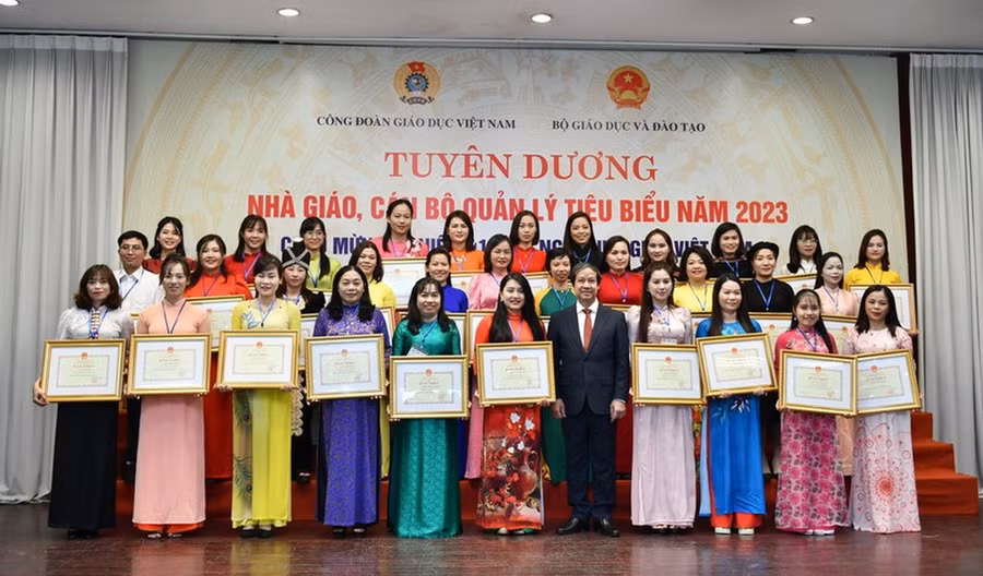 Bộ trưởng Bộ GD&amp;ĐT Nguyễn Kim Sơn trao bằng khen cho giáo viên mầm non.