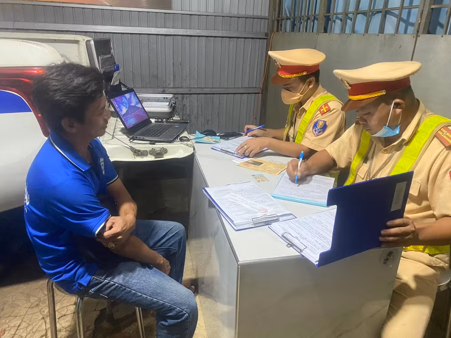 CSGT làm việc với tài xế Chung - Ảnh: TT.