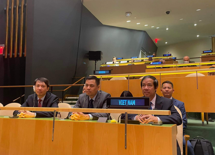 Bộ trưởng Nguyễn Kim Sơn (hàng đầu bên phải); Đại sứ Đặng Hoàng Giang, Trưởng Phái đoàn đại diện Thường trực Việt Nam tại Liên Hợp Quốc.(thứ hai từ phải sang); và đoàn công tác của Bộ GD&amp;ĐT dự Hội nghị thượng đỉnh giáo dục tại New York, Hoa Kỳ.