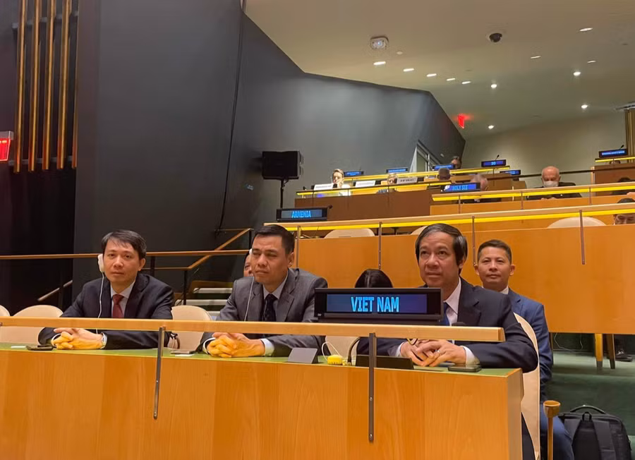 Bộ trưởng Nguyễn Kim Sơn (hàng đầu bên phải); Đại sứ Đặng Hoàng Giang, Trưởng Phái đoàn đại diện Thường trực Việt Nam tại Liên Hợp Quốc.(thứ hai từ phải sang); và đoàn công tác của Bộ GD&amp;ĐT dự Hội nghị thượng đỉnh giáo dục tại New York, Hoa Kỳ.