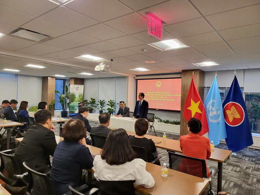 Bộ trưởng Bộ GD&ĐT Nguyễn Kim Sơn phát biểu với Phái đoàn Việt Nam tại Liên Hợp Quốc. Bộ trưởng Bộ GD&ĐT Nguyễn Kim Sơn phát biểu với Phái đoàn Việt Nam tại Liên Hợp Quốc.