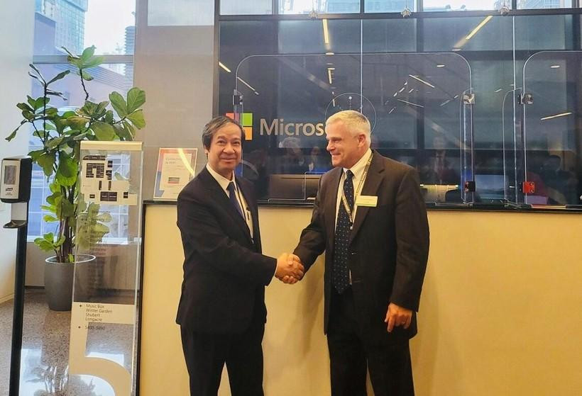 Bộ trưởng Bộ GD&ĐT Nguyễn Kim Sơn và ông Rick Herrmann, Phó Chủ tịch Tập đoàn Microsoft. Bộ trưởng Bộ GD&ĐT Nguyễn Kim Sơn và ông Rick Herrmann, Phó Chủ tịch Tập đoàn Microsoft.