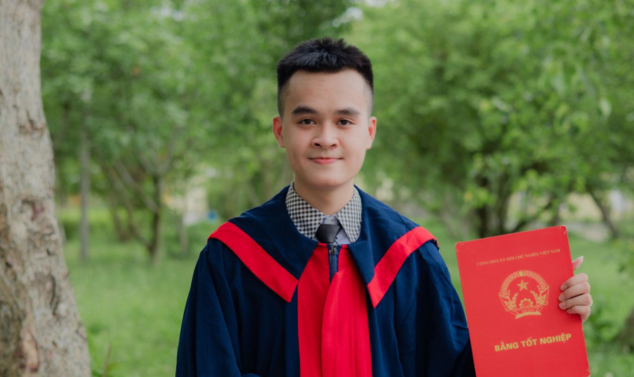 Trương Tiến Nhật, thủ khoa khối A (tổng điểm các môn Toán 9,6 điểm; Vật lý 9,5 điểm; Hoá học 9,75 điểm), Trường Đại học Kinh tế Quốc dân.