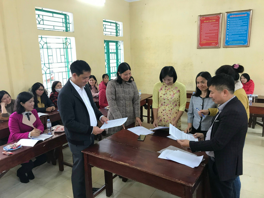 Sinh hoạt chuyên môn của giáo viên, cùng ý kiến nâng cao chất lượng dạy học thi tốt nghiệp THPT.