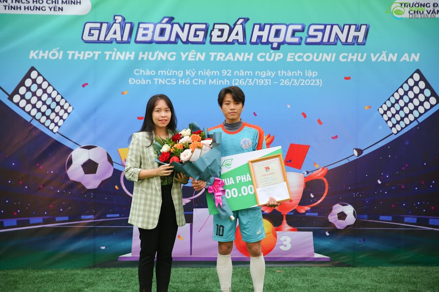 Đỗ Nguyễn Nam nam sinh đến từ Trường THPT Nguyễn Siêu trở thành &quot;vua phá lưới&quot; của giải.