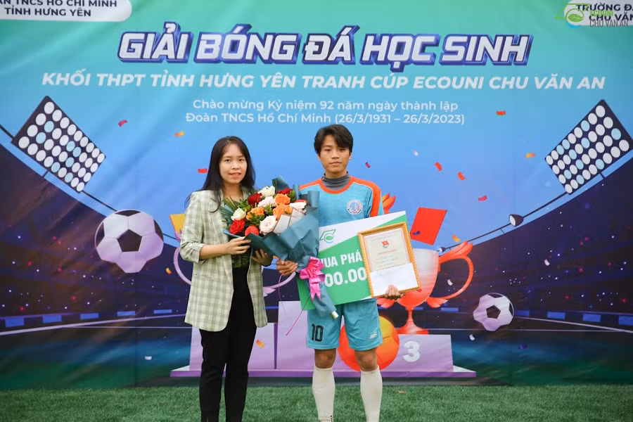 Đỗ Nguyễn Nam nam sinh đến từ Trường THPT Nguyễn Siêu trở thành "vua phá lưới" của giải.