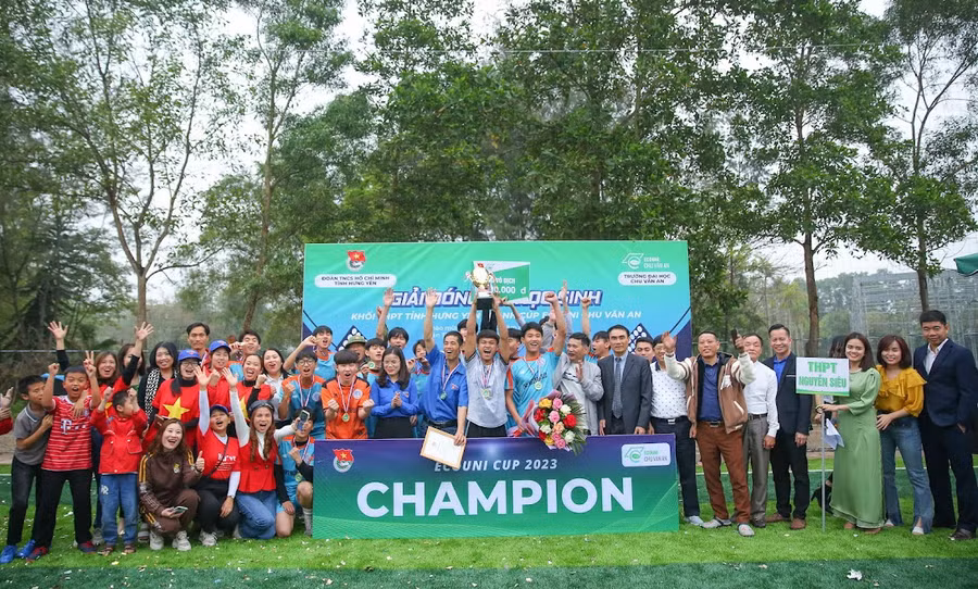 Trường THPT Nguyễn Siêu giành vô địch giải bóng đá nam học sinh THPT tranh Cup Ecouni Chu Văn An tỉnh Hưng Yên.