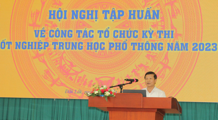 Ông Biện Văn Minh, Trưởng phòng KH-TC, Sở GD&ĐT hướng dẫn công tác chuẩn bị cơ sở vật chất và tài chính cho Kỳ thi (ảnh: Thành Tâm). Ông Biện Văn Minh, Trưởng phòng KH-TC, Sở GD&ĐT hướng dẫn công tác chuẩn bị cơ sở vật chất và tài chính cho Kỳ thi (ảnh: Thành Tâm).