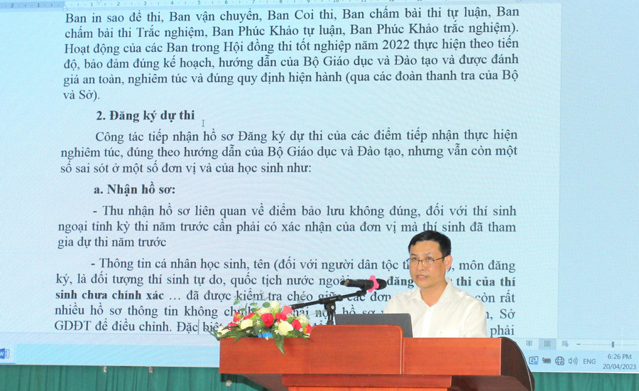 Ông Nguyễn Hoàng Chương trao đổi, quán triệt những điểm mới trong Quy chế thi năm 2023 (ảnh: Thành Tâm). Ông Nguyễn Hoàng Chương trao đổi, quán triệt những điểm mới trong Quy chế thi năm 2023 (ảnh: Thành Tâm).