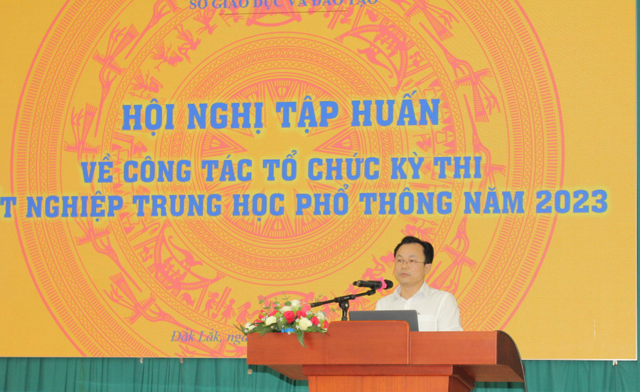 Ông Trần Văn Hùng - Phó Trưởng phòng GDTrH-GDTX hướng dẫn công tác ôn tập cho Kỳ thi (ảnh: Thành Tâm). Ông Trần Văn Hùng - Phó Trưởng phòng GDTrH-GDTX hướng dẫn công tác ôn tập cho Kỳ thi (ảnh: Thành Tâm).