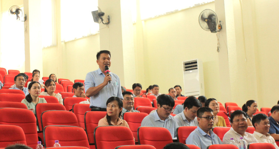 Đại biểu đến từ Trường THPT Võ Nguyên Giáp nêu ý kiến tại Hội nghị (ảnh: Thành Tâm). Đại biểu đến từ Trường THPT Võ Nguyên Giáp nêu ý kiến tại Hội nghị (ảnh: Thành Tâm).