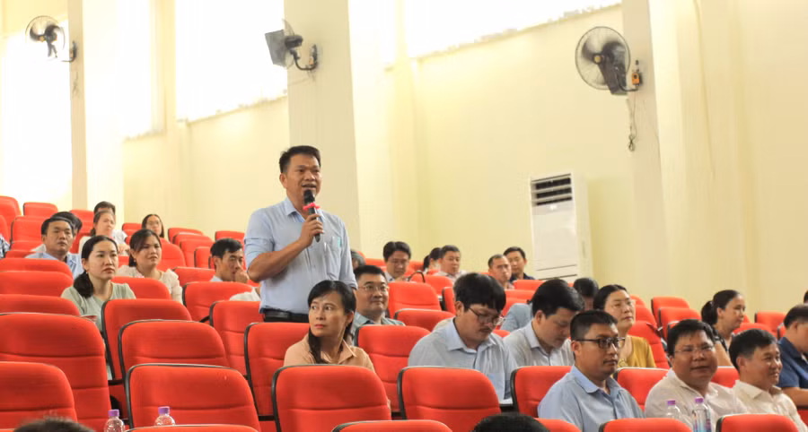 Đại biểu đến từ Trường THPT Võ Nguyên Giáp nêu ý kiến tại Hội nghị (ảnh: Thành Tâm).