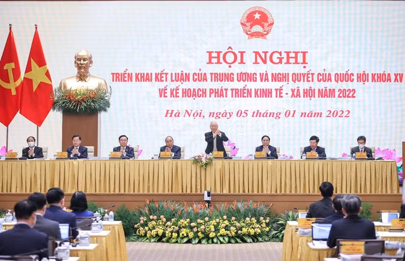 Tổng Bí thư Nguyễn Phú Trọng, Chủ tịch nước Nguyễn Xuân Phúc, Chủ tịch Quốc hội Vương Đình Huệ, Thường trực Ban Bí thư Võ Văn Thưởng, các đồng chí lãnh đạo Đảng, Nhà nước, Mặt trận Tổ quốc Việt Nam, các Ủy viên Bộ Chính trị, Bí thư Trung ương Đảng, lãnh đạo các ban, bộ, ngành Trung ương dự Hội nghị tại điểm cầu Trụ sở Chính phủ