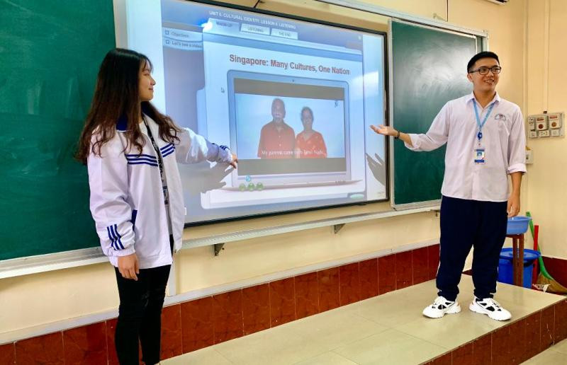 Hấp dẫn bằng CNTT ở một giờ học tiếng Anh ở Trường THPT Trần Phú, TP Móng Cái