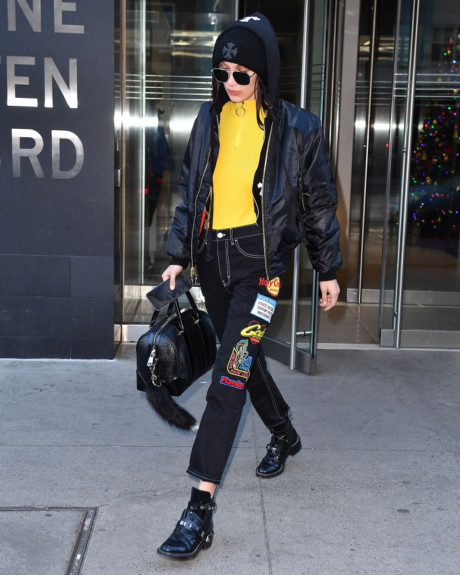 Bộ sưu tập quần jean phá cách của Bella Hadid - Ảnh 10 Bo suu tap quan jean pha cach cua Bella Hadid - Anh 10
