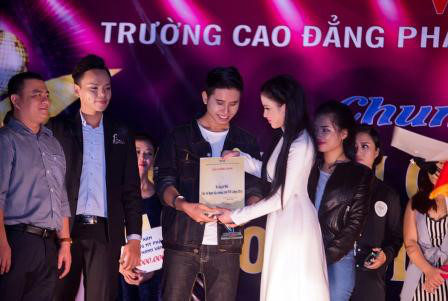 Hoa hậu Janny Thủy Trần làm giám khảo người dẫn chương trình VOV - Ảnh 4 Hoa hau Janny Thuy Tran lam giam khao nguoi dan chuong trinh VOV - Anh 4